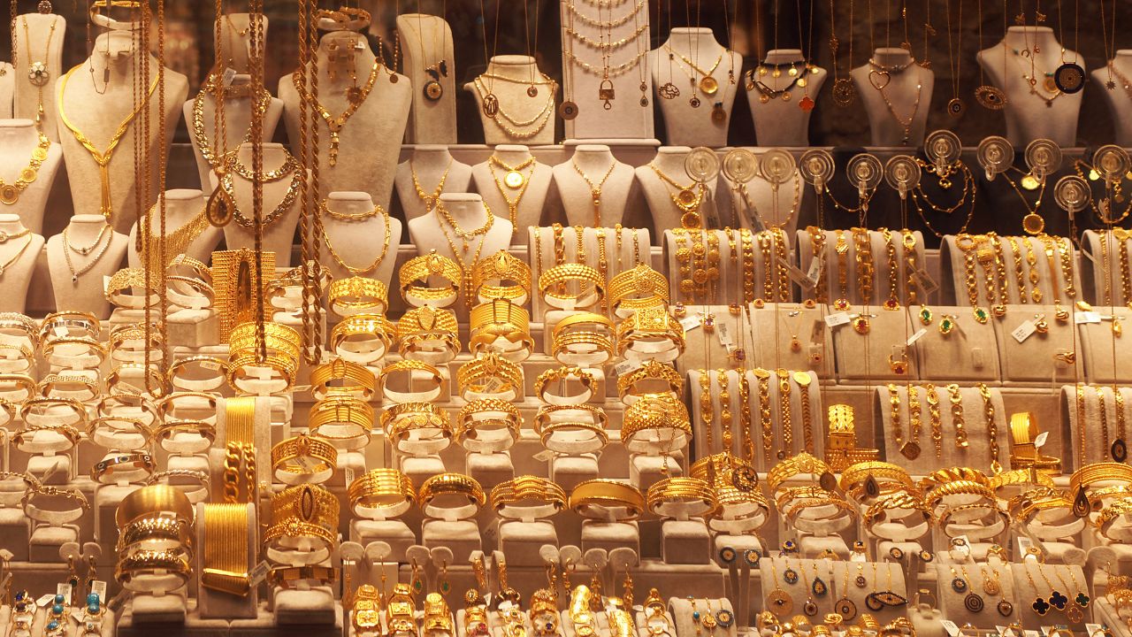 Gold Rate: सोना 1200 टूटा, चांदी 4700 लुढ़की… निवेशकों की बढ़ी टेंशन! क्या खरीदारी का है गोल्डन मौका?