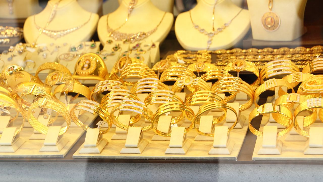 Gold Rate: सोना हुआ 1.60 लाख के पार! क्या अब 2 लाख छुएगा गोल्ड? जानिए शहरों में क्या चल रही कीमत