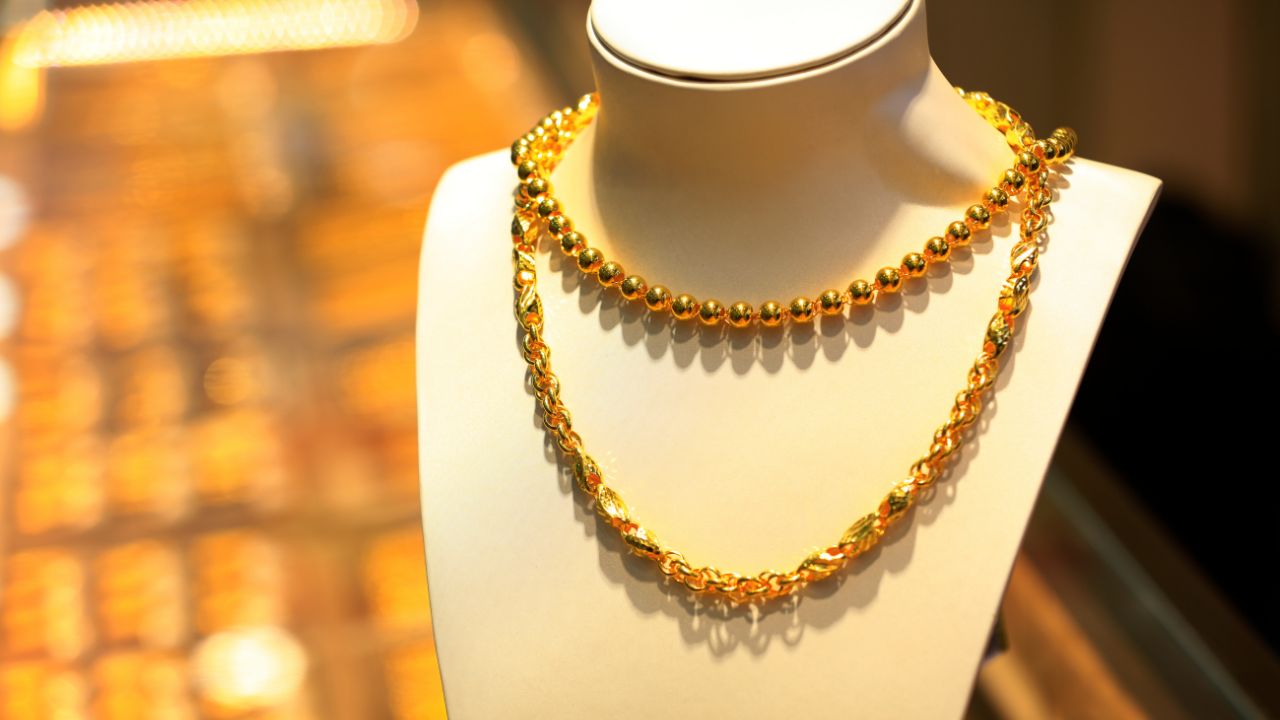 Gold Rate: सोना-चांदी में बड़ी हलचल! रिकॉर्ड हाई के बाद गिरावट, जानें आज क्या है 22K और 24K के ताजा रेट