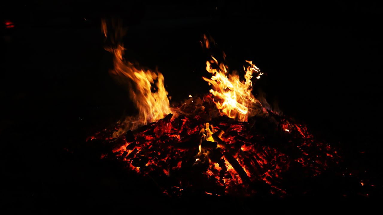 Holika Dahan 2026: 2 या 3 मार्च… होलिका दहन की डेट को लेकर बड़ा कन्फ्यूजन! जानें सही डेट और शुभ मुहूर्त