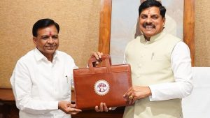 MP Budget 2026: लाडली बहनों के लिए 23,882 करोड़ का प्रावधान, किसान सम्मान निधि में 12 हजार रुपये मिलेंगे MP Budget 2026: लाडली बहनों के लिए 23,882 करोड़ का प्रावधान, किसान सम्मान निधि में 12 हजार रुपये मिलेंगे