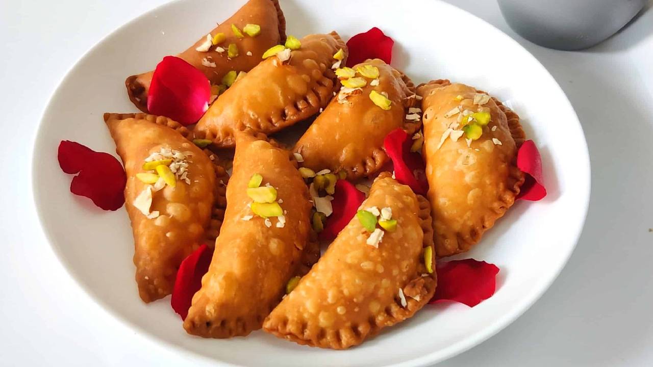 Holi 2026: कैसे बनी गुजिया होली की पहचान, जानिए इस मिठाई का दिलचस्प इतिहास