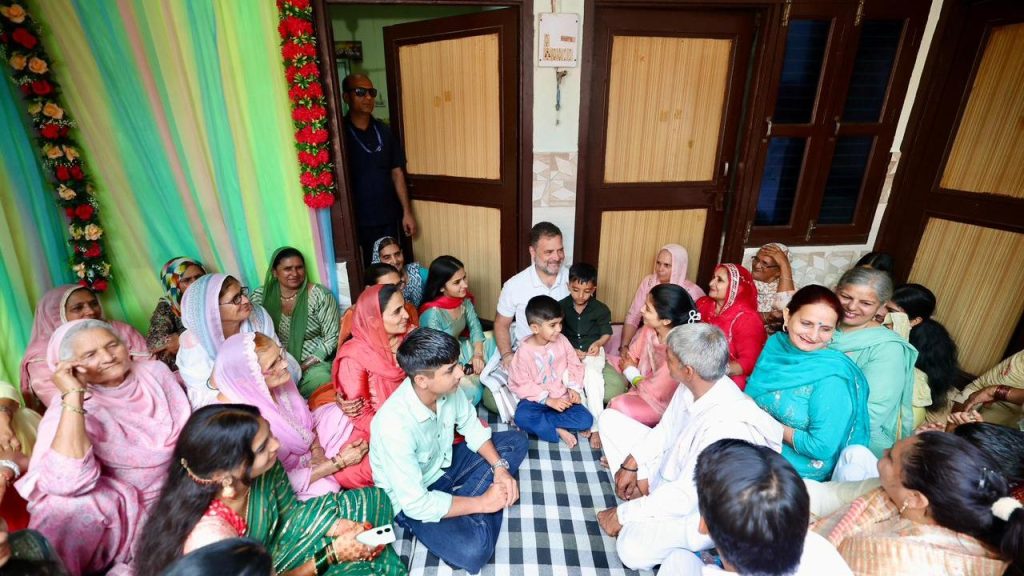 शादी के कार्यक्रम के दौरान राहुल गांधी ने परिवार के सदस्यों और गांव के लोगों के साथ बैठकर बातचीत की और पूरे समारोह में सादगी भरे माहौल का हिस्सा बने. शादी के कार्यक्रम के दौरान राहुल गांधी ने परिवार के सदस्यों और गांव के लोगों के साथ बैठकर बातचीत की और पूरे समारोह में सादगी भरे माहौल का हिस्सा बने.