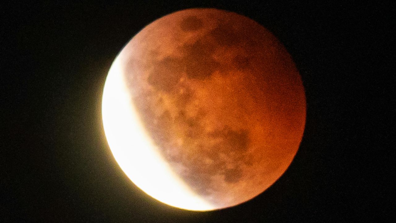 Chandra Grahan: कल लगेगा साल का पहला चंद्र ग्रहण! जानें सटीक समय, सूतक काल और क्या करें-क्या न करें