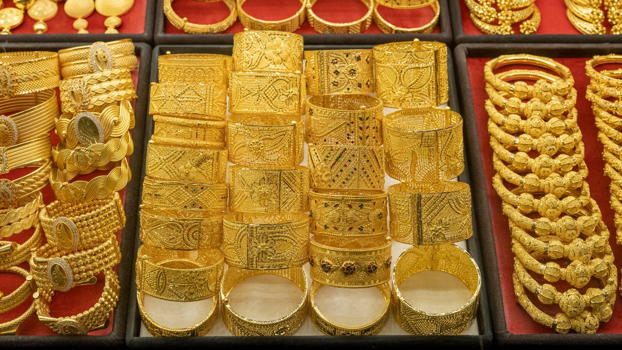 Gold Rate: सोना हुआ सस्ता, डॉलर और कच्चे तेल की चाल से हिला गोल्ड मार्केट, जानें आज के ताजा रेट