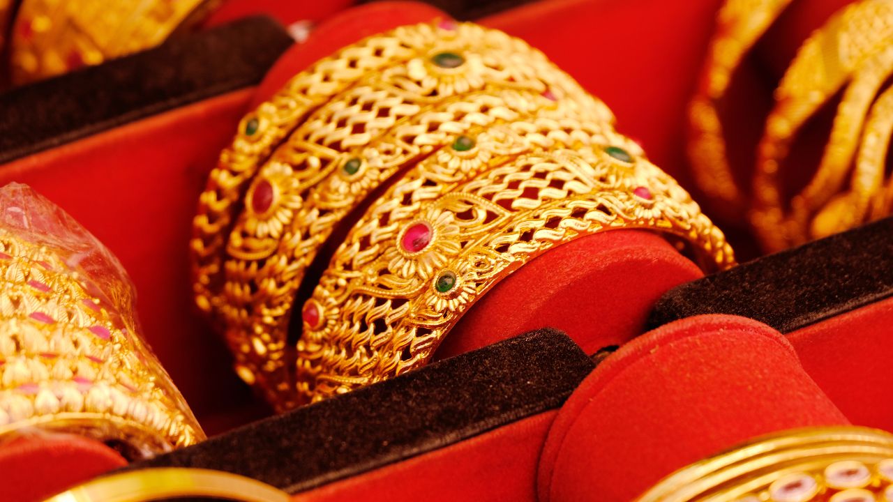 Gold Rate: मिडिल ईस्ट में बढ़ते तनाव का असर.. एक हफ्ते में 9,430 रुपये उछला सोना, जानें अपने शहर का ताजा रेट