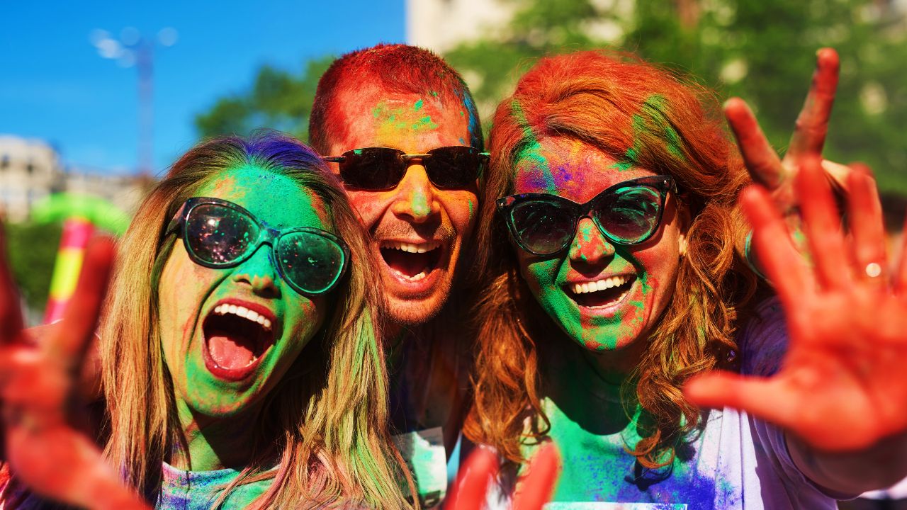 Holi 2026: होली के जिद्दी रंग अब होंगे चुटकियों में साफ, ये आसान घरेलू टिप्स चमकाएंगे आपके चेहरे और बाल