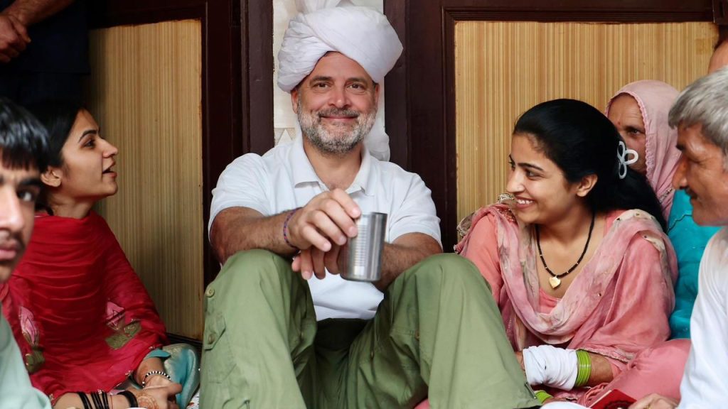 समारोह में मौजूद लोगों के साथ राहुल गांधी ने काफी समय बिताया और परिवार के बच्चों तथा बुजुर्गों से भी मुलाकात की, जिससे माहौल और भी अपनापन भरा नजर आया. समारोह में मौजूद लोगों के साथ राहुल गांधी ने काफी समय बिताया और परिवार के बच्चों तथा बुजुर्गों से भी मुलाकात की, जिससे माहौल और भी अपनापन भरा नजर आया.