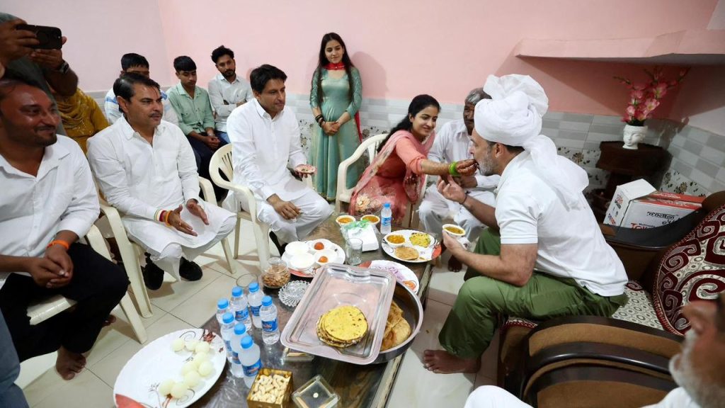 इस दौरान उन्होंने किसान परिवार के घर पर बने पारंपरिक भोजन का स्वाद भी लिया. राहुल गांधी ने कहा कि अन्नदाता के घर का भोजन हमेशा खास होता है और यह अनुभव उनके लिए बेहद यादगार रहा. इस दौरान उन्होंने किसान परिवार के घर पर बने पारंपरिक भोजन का स्वाद भी लिया. राहुल गांधी ने कहा कि अन्नदाता के घर का भोजन हमेशा खास होता है और यह अनुभव उनके लिए बेहद यादगार रहा.