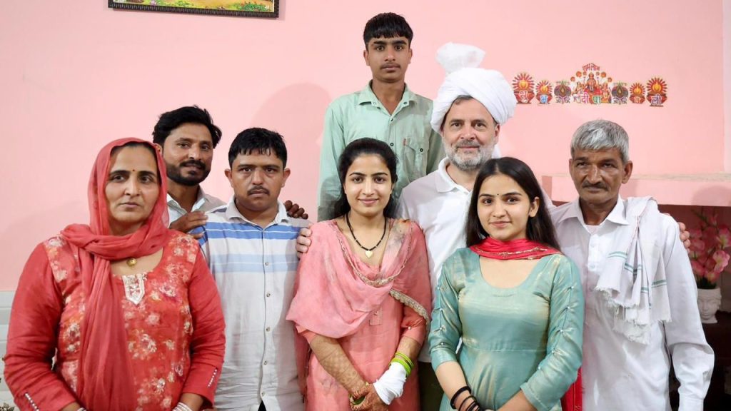 उन्होंने किसान संजय मलिक और पूरे परिवार को बेटी की शादी की हार्दिक बधाई देते हुए कहा कि परिवार का स्नेह और सम्मान उन्हें हमेशा याद रहेगा. उन्होंने किसान संजय मलिक और पूरे परिवार को बेटी की शादी की हार्दिक बधाई देते हुए कहा कि परिवार का स्नेह और सम्मान उन्हें हमेशा याद रहेगा.