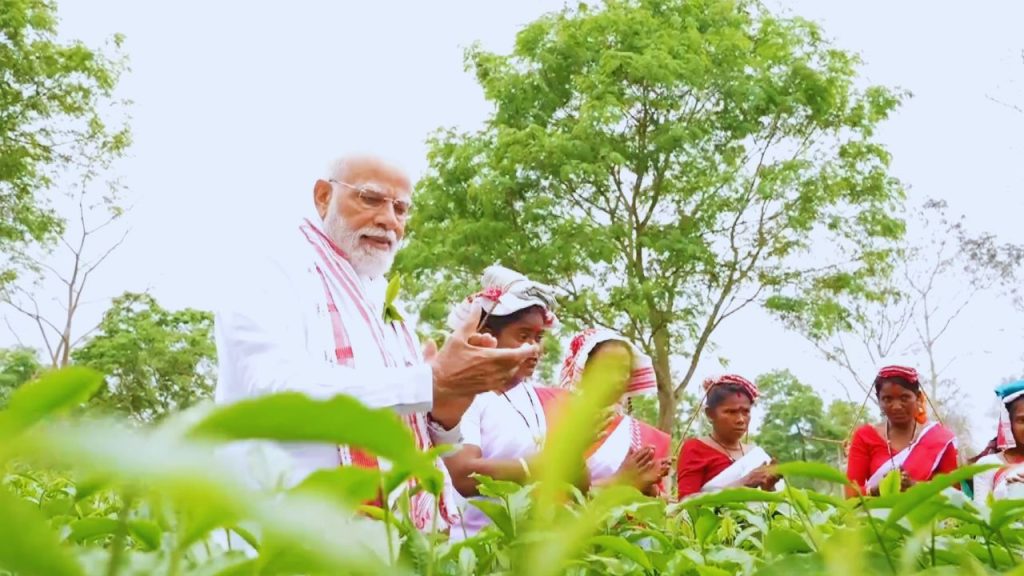 प्रधानमंत्री नरेंद्र मोदी ने असम के दिब्रूगढ़ स्थित चाय बगान का दौरा किया. इस दौरान उन्होंने वहां काम कर रही महिलाओं से सीधे बातचीत की और उनके मेहनत भरे जीवन को करीब से देखा. यह दौरा चुनाव से पहले की तैयारियों और लोगों के साथ सीधे जुड़ाव का हिस्सा माना जा रहा है. प्रधानमंत्री नरेंद्र मोदी ने असम के दिब्रूगढ़ स्थित चाय बगान का दौरा किया. इस दौरान उन्होंने वहां काम कर रही महिलाओं से सीधे बातचीत की और उनके मेहनत भरे जीवन को करीब से देखा. यह दौरा चुनाव से पहले की तैयारियों और लोगों के साथ सीधे जुड़ाव का हिस्सा माना जा रहा है.