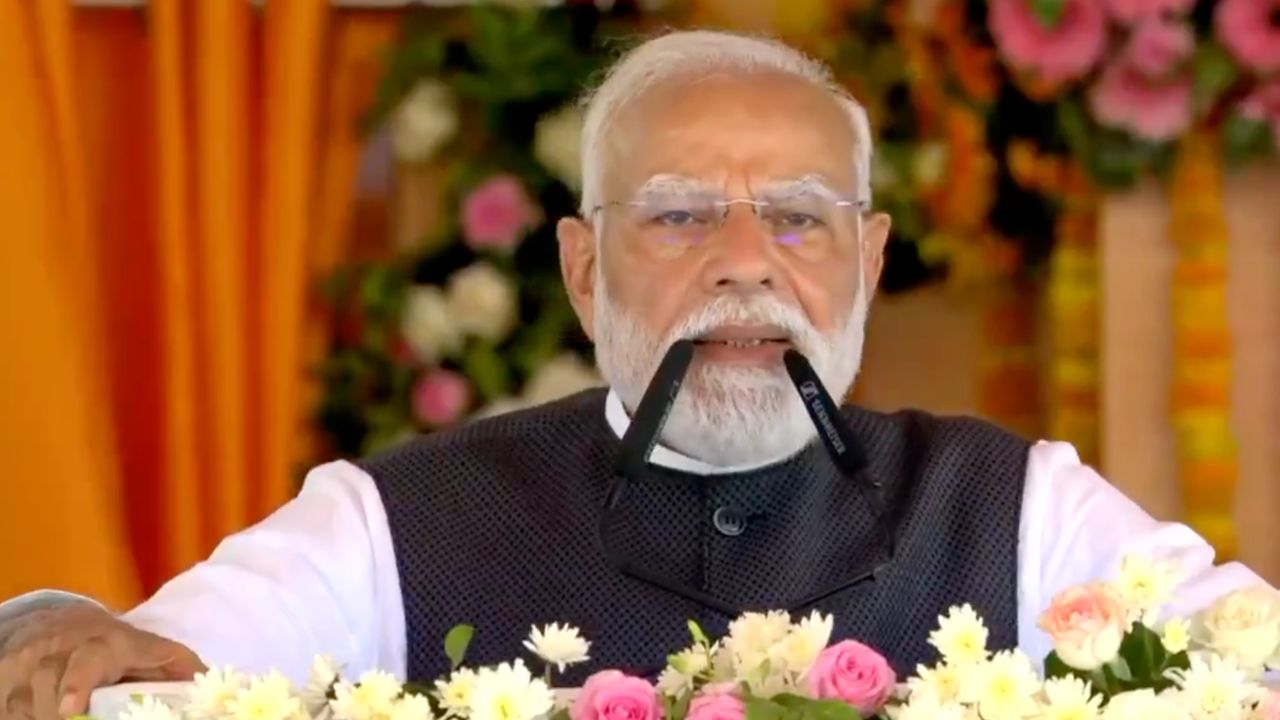PM मोदी ने किया गंगा एक्सप्रेसवे का उद्घाटन, 3.5 KM के ‘एयरस्ट्रिप’ के साथ यात्रा भी सुपरफास्ट, सुरक्षा भी टाइट!