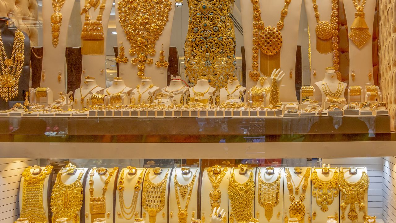 Gold Rate: लगातार दूसरे दिन गिरा सोना, चांदी के भाव में भी गिरावट, जानें आज के ताजा रेट