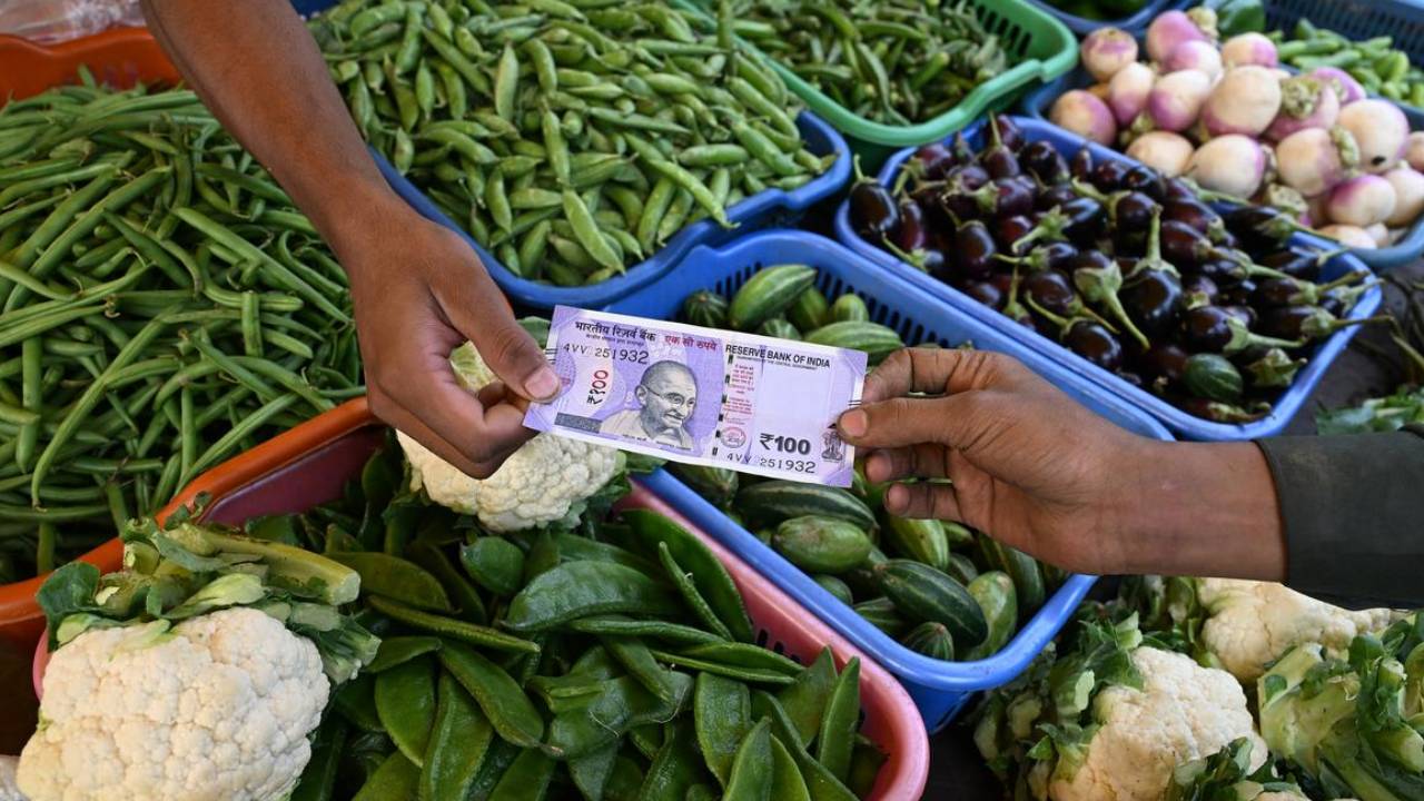रसोई का बजट बिगाड़ रही महंगाई! मार्च में टूटा 13 महीने का रिकॉर्ड, LPG और सब्जियां बनी वजह