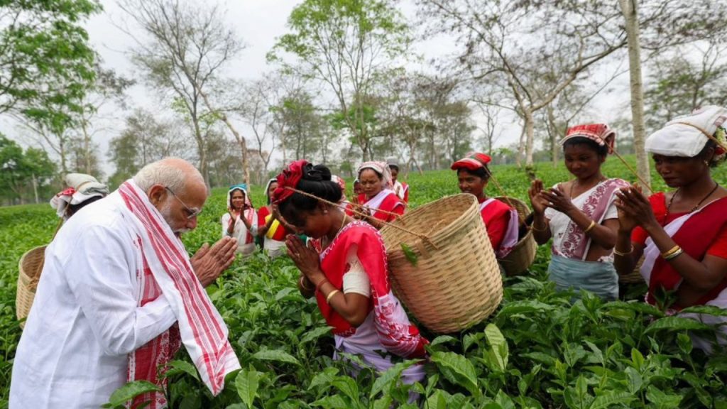 प्रधानमंत्री ने चाय बगान में काम करने वाले परिवारों की मेहनत और समर्पण की तारीफ की. उनका कहना था कि इन लोगों की कड़ी मेहनत असम की शान बढ़ाती है और राज्य की गौरवशाली छवि को दुनिया में पहचान दिलाती है. प्रधानमंत्री ने चाय बगान में काम करने वाले परिवारों की मेहनत और समर्पण की तारीफ की. उनका कहना था कि इन लोगों की कड़ी मेहनत असम की शान बढ़ाती है और राज्य की गौरवशाली छवि को दुनिया में पहचान दिलाती है.
