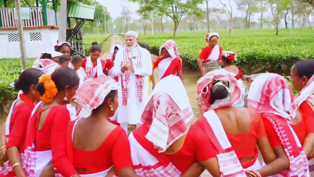प्रधानमंत्री मोदी ने चाय को ‘असम की आत्मा’ बताते हुए इसकी वैश्विक पहचान और राज्य की सांस्कृतिक महत्वता पर जोर दिया. उन्होंने कहा कि असम की चाय केवल भारत में ही नहीं, बल्कि दुनिया भर में लोगों तक पहुंच चुकी है. प्रधानमंत्री मोदी ने चाय को ‘असम की आत्मा’ बताते हुए इसकी वैश्विक पहचान और राज्य की सांस्कृतिक महत्वता पर जोर दिया. उन्होंने कहा कि असम की चाय केवल भारत में ही नहीं, बल्कि दुनिया भर में लोगों तक पहुंच चुकी है.