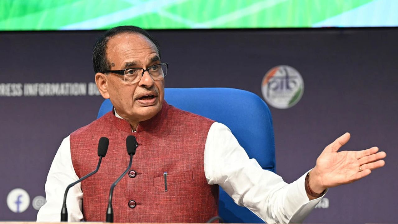 कीटनाशक बिल पर बवाल! संसद से पहले ही उद्योग में ‘डेटा वॉर’, किसानों पर पड़ सकता है सीधा असर