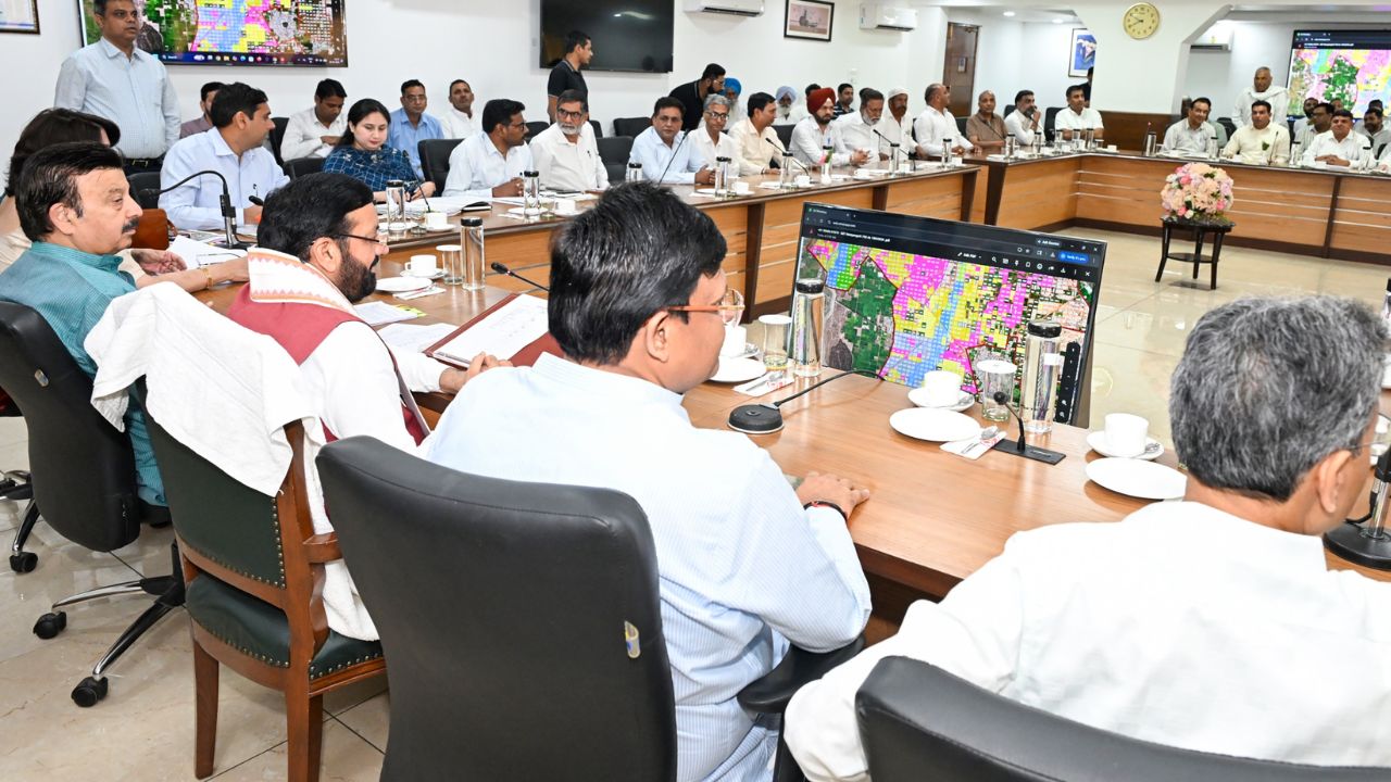 450 एकड़ जमीन मुआवजे पर फंसा पेंच? सीएम ने बताया किसानों से बातचीत में क्या हुआ फैसला 