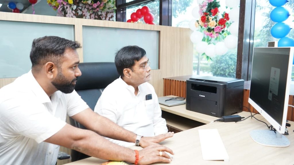 डिजिटल निदेशालय और मॉडल हायरिंग सेंटरों के जरिए किसान सीधे प्रशिक्षण पाएंगे और कृषि यंत्र इस्तेमाल कर सकेंगे. इससे फसल की गुणवत्ता बढ़ेगी, पैदावार अच्छी होगी और किसान की आय में भी बढ़ोतरी होगी. डिजिटल निदेशालय और मॉडल हायरिंग सेंटरों के जरिए किसान सीधे प्रशिक्षण पाएंगे और कृषि यंत्र इस्तेमाल कर सकेंगे. इससे फसल की गुणवत्ता बढ़ेगी, पैदावार अच्छी होगी और किसान की आय में भी बढ़ोतरी होगी.