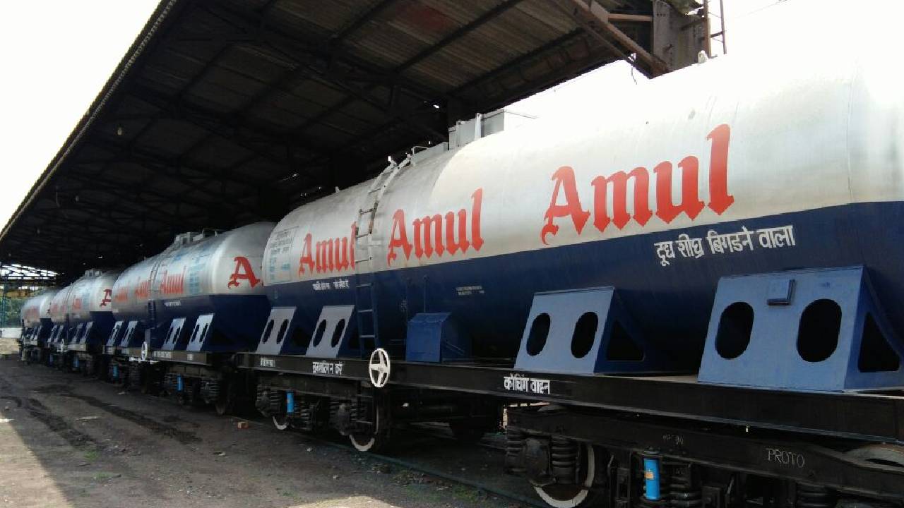 गुजरात से जम्मू-कश्मीर तक पहली बार रेल से पहुंचा अमूल का 1000 टन डेयरी उत्पाद, लोगों को मिलेगी राहत