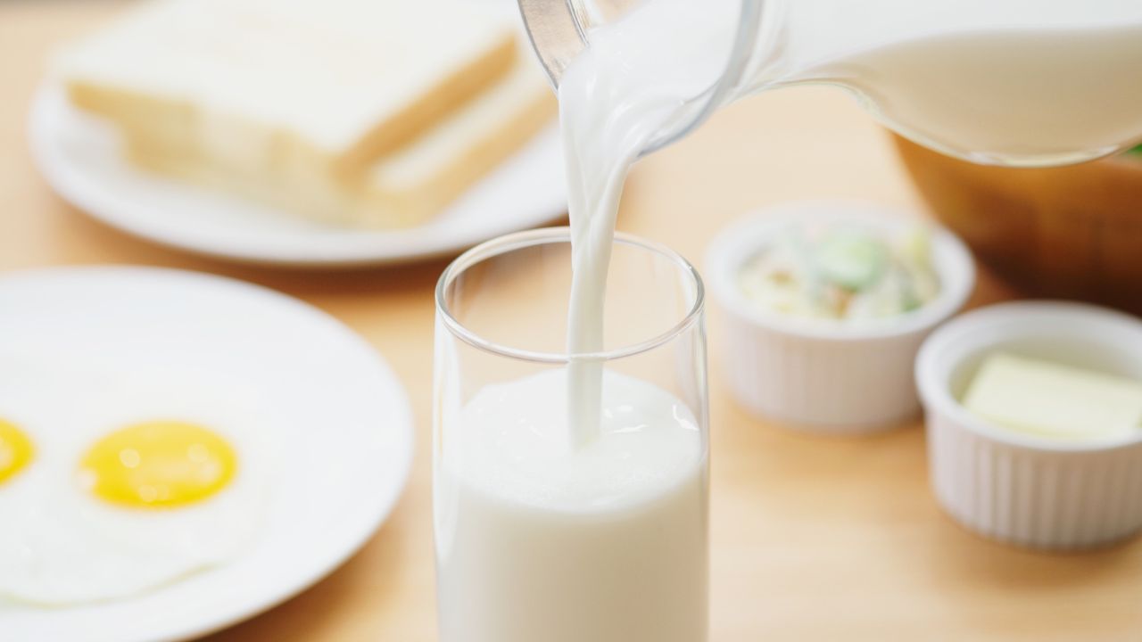 Milk Adulteration: कहीं आपके दूध में डिटर्जेंट की मिलावट तो नहीं? पीने से पहले घर पर करें ये 10 सेकंड का टेस्ट!