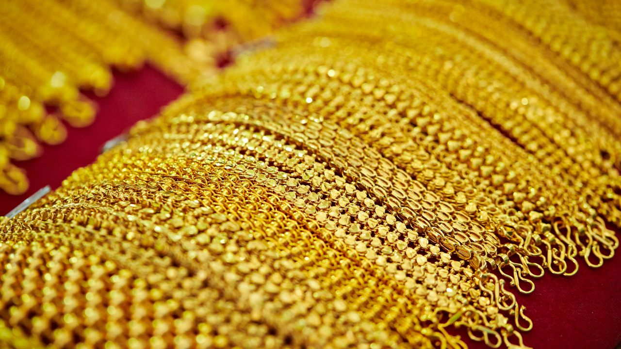 Gold Rate Crash: अचानक लुढ़के सोने-चांदी के भाव, बाजार में हलचल तेज, बढ़े शहरों की रेटलिस्ट देखिए