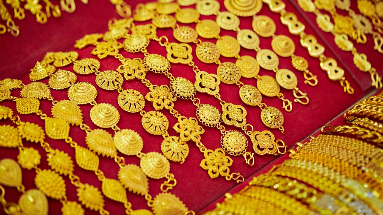 Gold Rate: सप्ताह की शुरुआत में सस्ता हुआ सोना, चांदी में भी गिरावट, जानें दिल्ली से लखनऊ तक के ताजा भाव