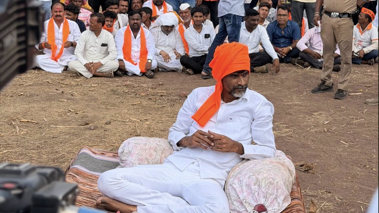 किसानों के लिए आंदोलन करने वाले मनोज जरांगे की भूख हड़ताल शुरू, सराटी गांव में चिलचिलाती धूप में बैठे