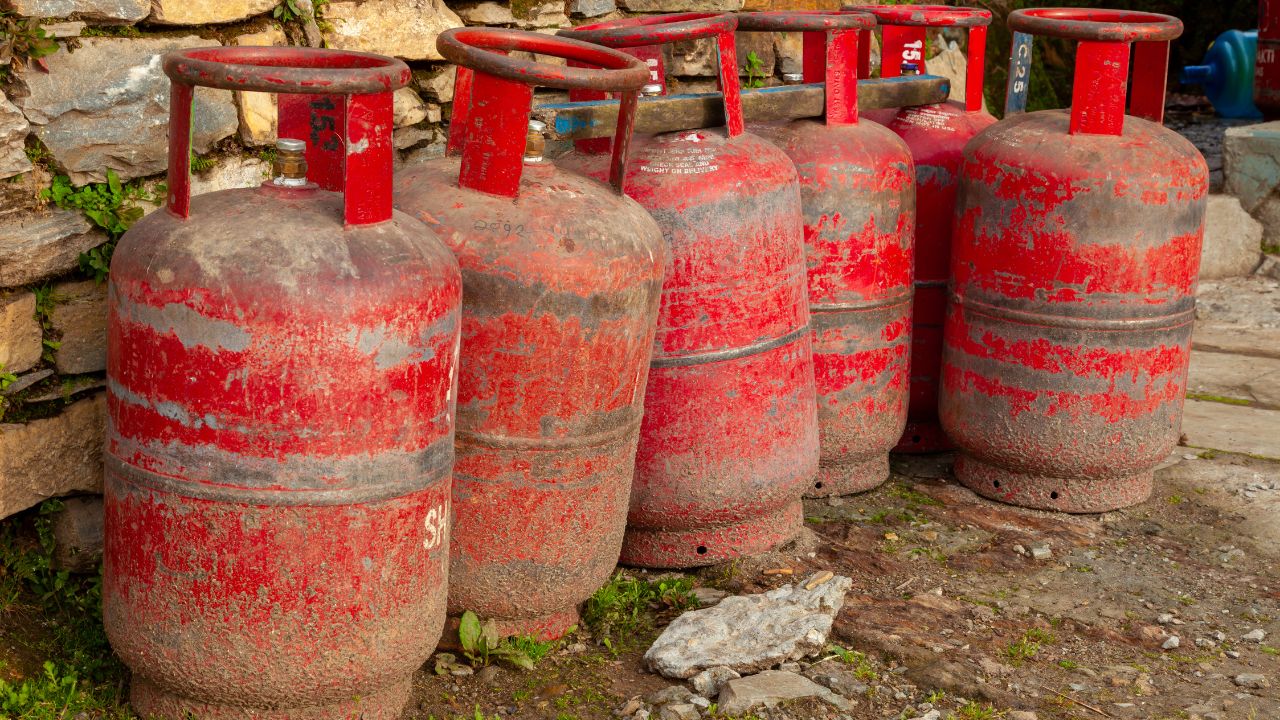 1.5 करोड़ का LPG घोटाला! फूड अफसर और डीलरों ने मिलकर उड़ाई गैस, वजन जांच में खुला राज
