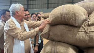 नकली मूंगफली बीज फैक्ट्री का भंडाफोड़, कृषि मंत्री की रेड में 60 लाख बोरियां बरामद नकली मूंगफली बीज फैक्ट्री का भंडाफोड़, कृषि मंत्री की रेड में 60 लाख बोरियां बरामद