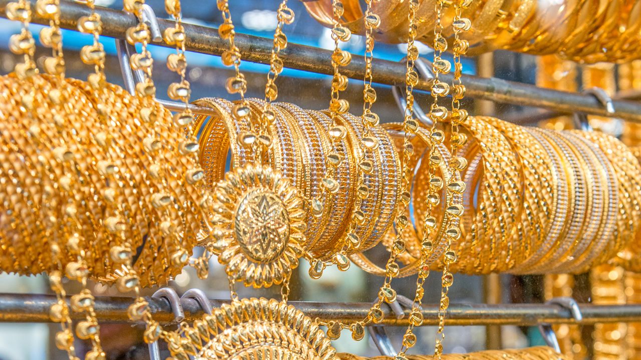 Gold Rate: शादी सीजन से पहले सस्ता हुआ सोना, चांदी में भी गिरावट, जानें आपके शहर में क्या है नया रेट