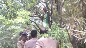 62 करोड़ मुआवजे को अफसरों ने 62 लाख किया..10 साल से धरना, विधानसभा में किसान ने फंदा लगाया 62 करोड़ मुआवजे को अफसरों ने 62 लाख किया..10 साल से धरना, विधानसभा में किसान ने फंदा लगाया