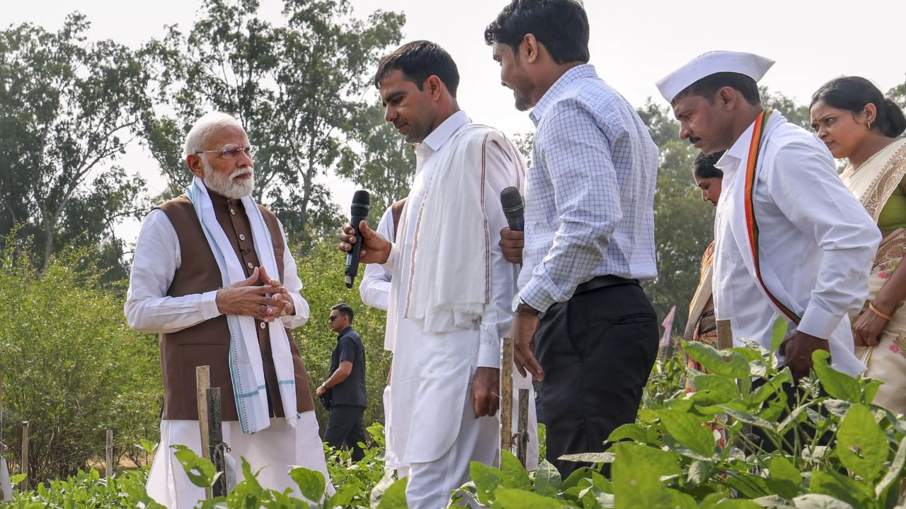 ड्रोन, सॉइल हेल्थ और जैविक खाद से बदल रही खेती, जानें पीएम मोदी ने किसान निधि और फसल बीमा पर क्या कहा