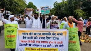 खाद संकट पर किसानों का प्रदर्शन, ट्रैक्टर के बिना डीजल नहीं देने पर भड़के, हंगामा और नारेबाजी खाद संकट पर किसानों का प्रदर्शन, ट्रैक्टर के बिना डीजल नहीं देने पर भड़के, हंगामा और नारेबाजी