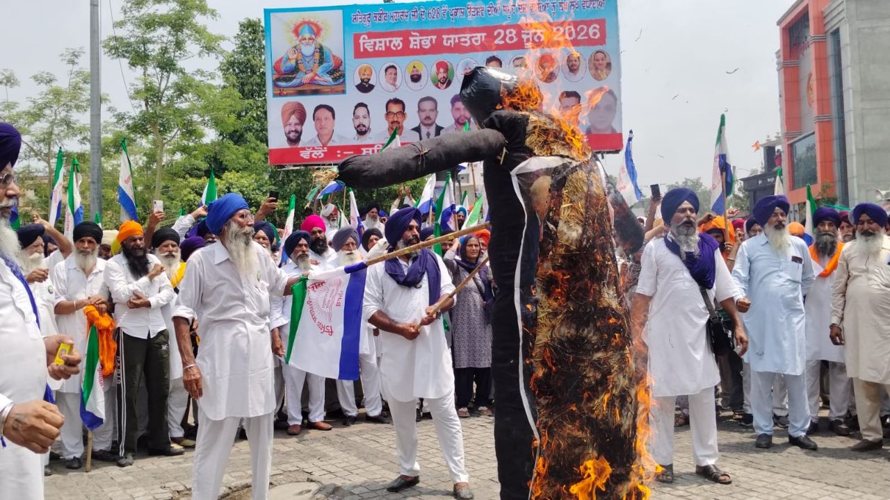 US डील के खिलाफ 10 हजार किसानों का चक्काजाम, कहा- 3 काले कानूनों जैसी गलती दोहरा रही सरकार  