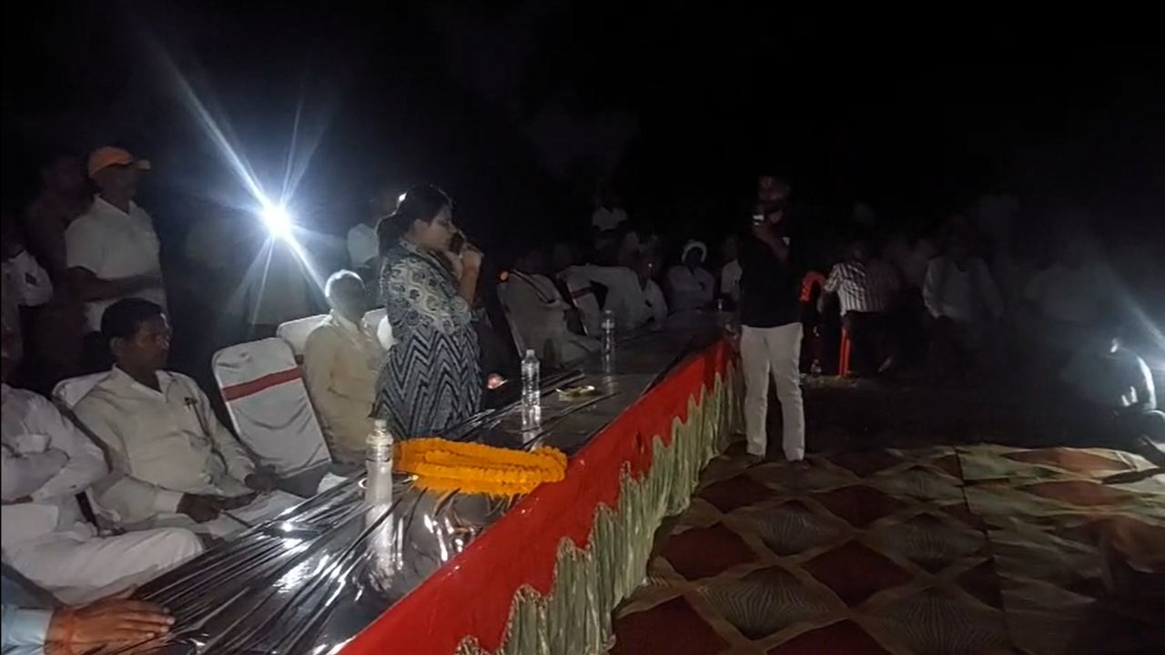 PM के संसदीय क्षेत्र में किसानों का हल्लाबोल, नाराज किसान बोले- मुआवजा नहीं अपनी जमीन चाहिए