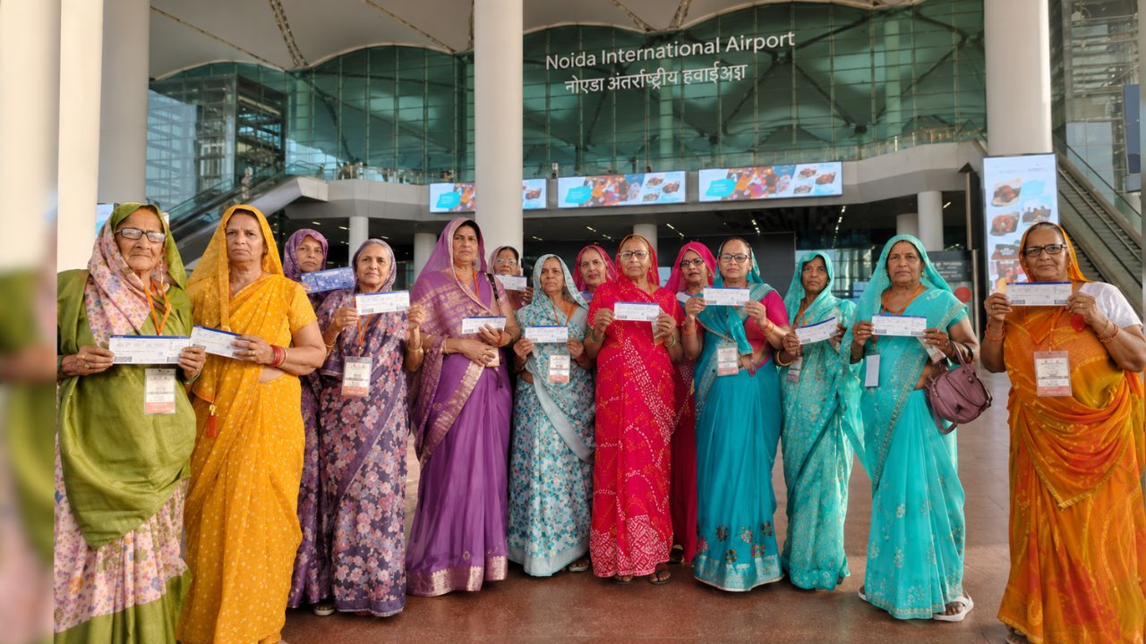 Jewar Airport: जमीन दी, अब हवाई सफर किया! जेवर एयरपोर्ट की पहली फ्लाइट में उड़े 172 किसान
