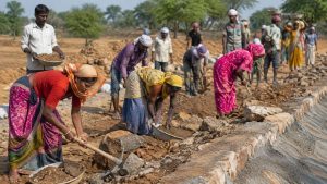 MGNREGA Update: 1 जुलाई से नया सिस्टम लागू होने की चर्चा, राज्यों में तैनात होंगे 14 से ज्यादा अधिकारी MGNREGA Update: 1 जुलाई से नया सिस्टम लागू होने की चर्चा, राज्यों में तैनात होंगे 14 से ज्यादा अधिकारी