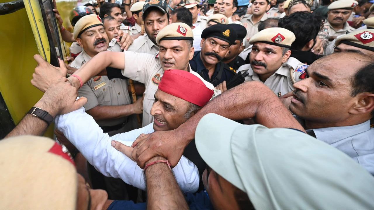 पेपर लीक मामले को लेकर हुए विरोध प्रदर्शन में समाजवादी पार्टी के प्रमुख और सांसद अखिलेश यादव को भी दिल्ली पुलिस ने हिरासत में लिया. कांग्रेस नेताओं के साथ विपक्ष के कई सांसद प्रदर्शन में शामिल हुए और छात्रों के मुद्दे पर सरकार से जवाबदेही तय करने की मांग की.
