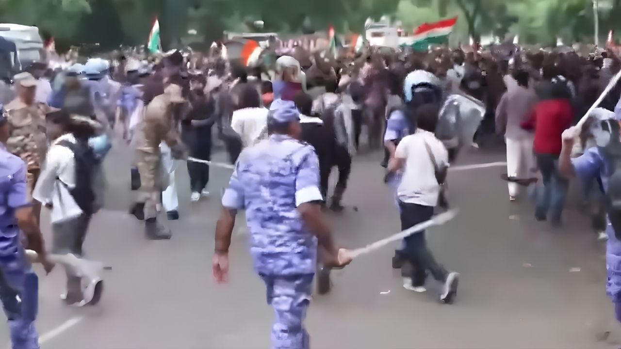कॉकरोच जनता पार्टी के मार्च ने जंतर-मंतर से संसद तक मचाया हंगामा, समर्थकों पर लाठीचार्ज, आंसू गैस के गोले छोड़े