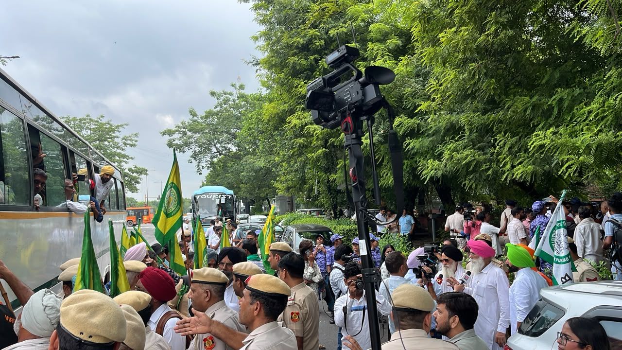 मांगों को लेकर प्रदर्शन तेज: किसानों ने अपनी मांगों को लेकर प्रदर्शन किया. बड़ी संख्या में किसान हाथों में संगठन के झंडे लेकर आंदोलन में शामिल हुए. इस मौके पर भारतीय किसान यूनियन क्रांतिकारी, भारतीय किसान यूनियन एकता आजाद और दस्मेश किसान मजदूर यूनियन ने सड़क पर ही धरना शुरू कर दिया.
