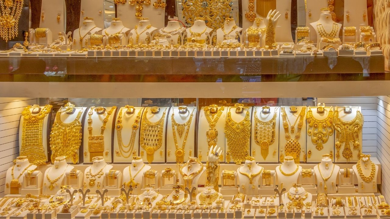 Gold Rate: 2 दिन में 1,700 रुपये टूटा सोना, 5,100 रुपये सस्ती हुई चांदी! क्या खरीदारी का यही सही मौका है?