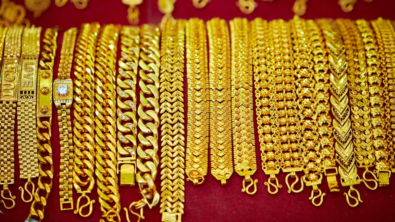 Gold Rate: सोने-चांदी की चमक हुई फीकी, लगातार दूसरे दिन गिरे दाम, जानें आपके शहर में क्या है भाव