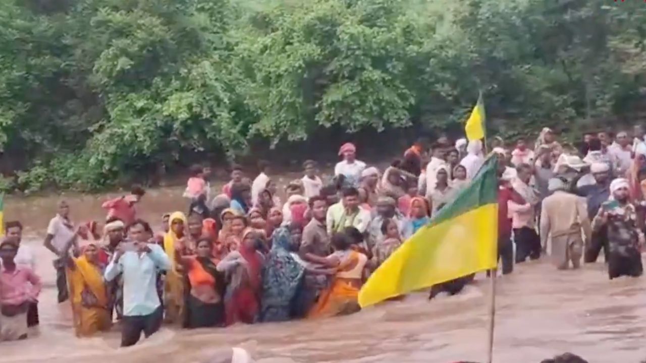 केन-बेतवा परियोजना पर बवाल! 14 दिन से धरने पर बैठे किसानों को पुलिस ने हटाया केन-बेतवा परियोजना पर बवाल! 14 दिन से धरने पर बैठे किसानों को पुलिस ने हटाया