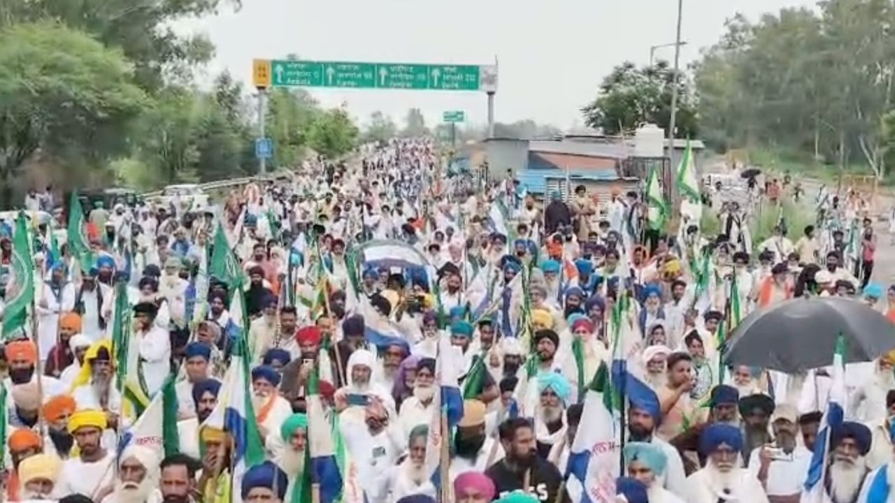 दिल्ली बॉर्डर पर बैरिकेडिंग: किसानों के दिल्ली मार्च को देखते हुए बॉर्डर इलाकों में सुरक्षा बढ़ाई गई. पुलिस ने आवाजाही नियंत्रित करने के लिए कई इंतजाम किए. हरियाणा पुलिस ने बड़े-बड़े ट्रकों और बैरिकेड लगाकर सभी रास्ते बंद कर दिए, जिससे सैकड़ों ट्रक और वाहन वहीं फंस गए.
