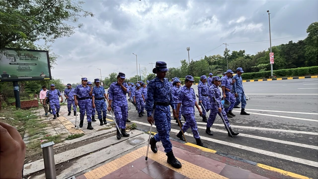 किसान घाट पर सुरक्षा बढ़ी: किसान आंदोलन को देखते हुए दिल्ली पुलिस ने सुरक्षा व्यवस्था कड़ी कर दी. कई जगह बैरिकेडिंग और अतिरिक्त पुलिस बल तैनात किया गया. 
