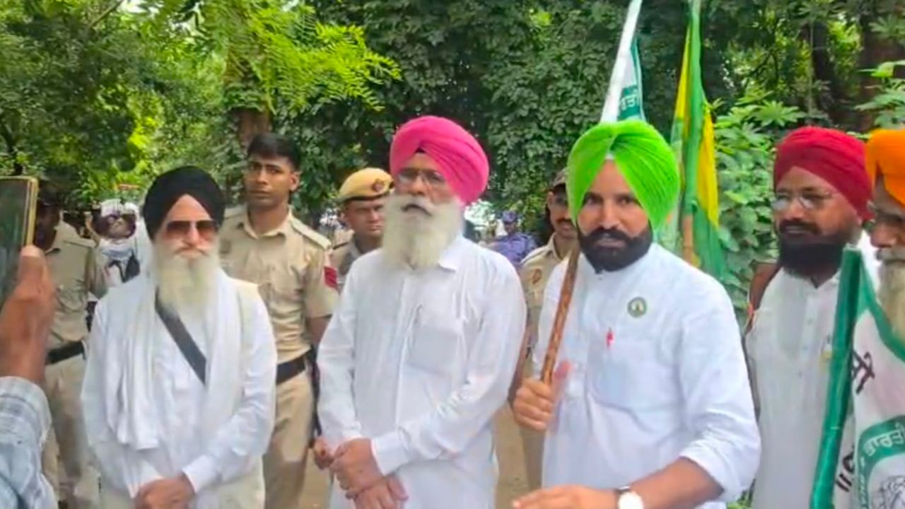 'देश बचाओ मोर्चा' का आह्वान: किसान संगठनों के नेतृत्व में बड़ी संख्या में किसान दिल्ली पहुंचे और प्रस्तावित व्यापार समझौते को लेकर अपनी चिंताएं सरकार के सामने रखने की कोशिश की.
