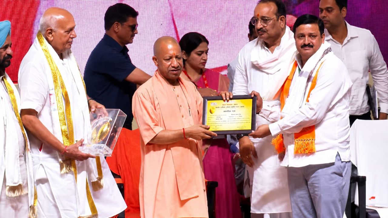 गन्ने और आम की मॉडर्न खेती ने दिलाया सम्मान, सीएम योगी ने किसान अचल कुमार को पुरस्कृत किया  