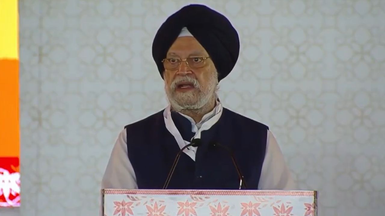 E20 से माइलेज 5 फीसदी तक कम होने को सरकार ने माना, पेट्रोल कीमतें घटाने पर स्पष्टीकरण 