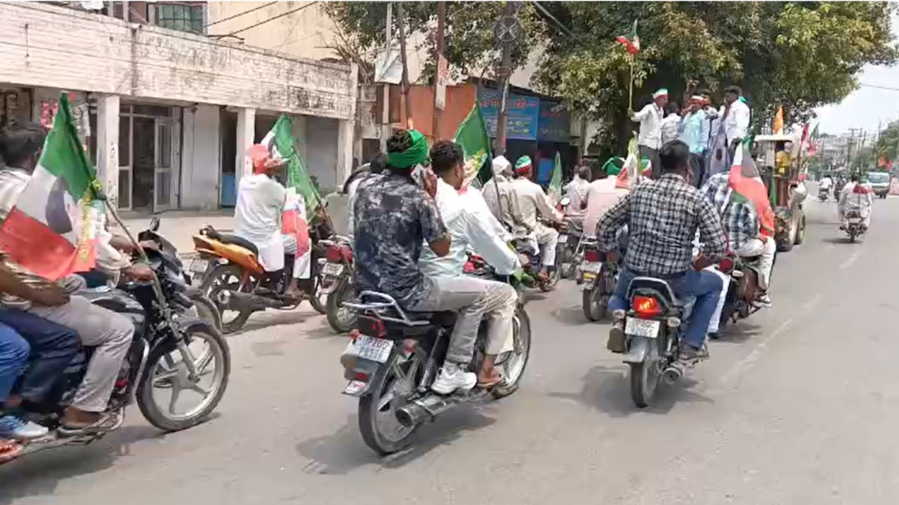 पीएम को चिट्ठी भेजने के बाद किसानों का प्रदर्शन, ट्रेड डील के खिलाफ मुख्यालयों में ट्रैक्टर लेकर पहुंचे 